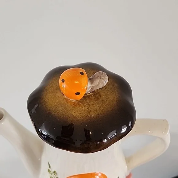 Vintage Merry Mushroom teapot - Picture 3 of 10